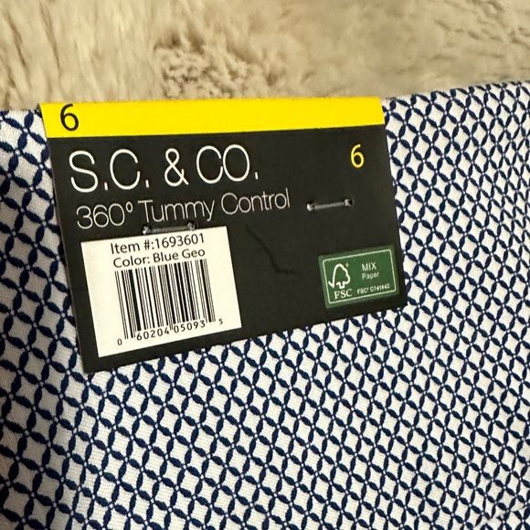 NWT SC&Co 360 degree size 6 tummy control capris Blue Geo - Picture 7 of 7
